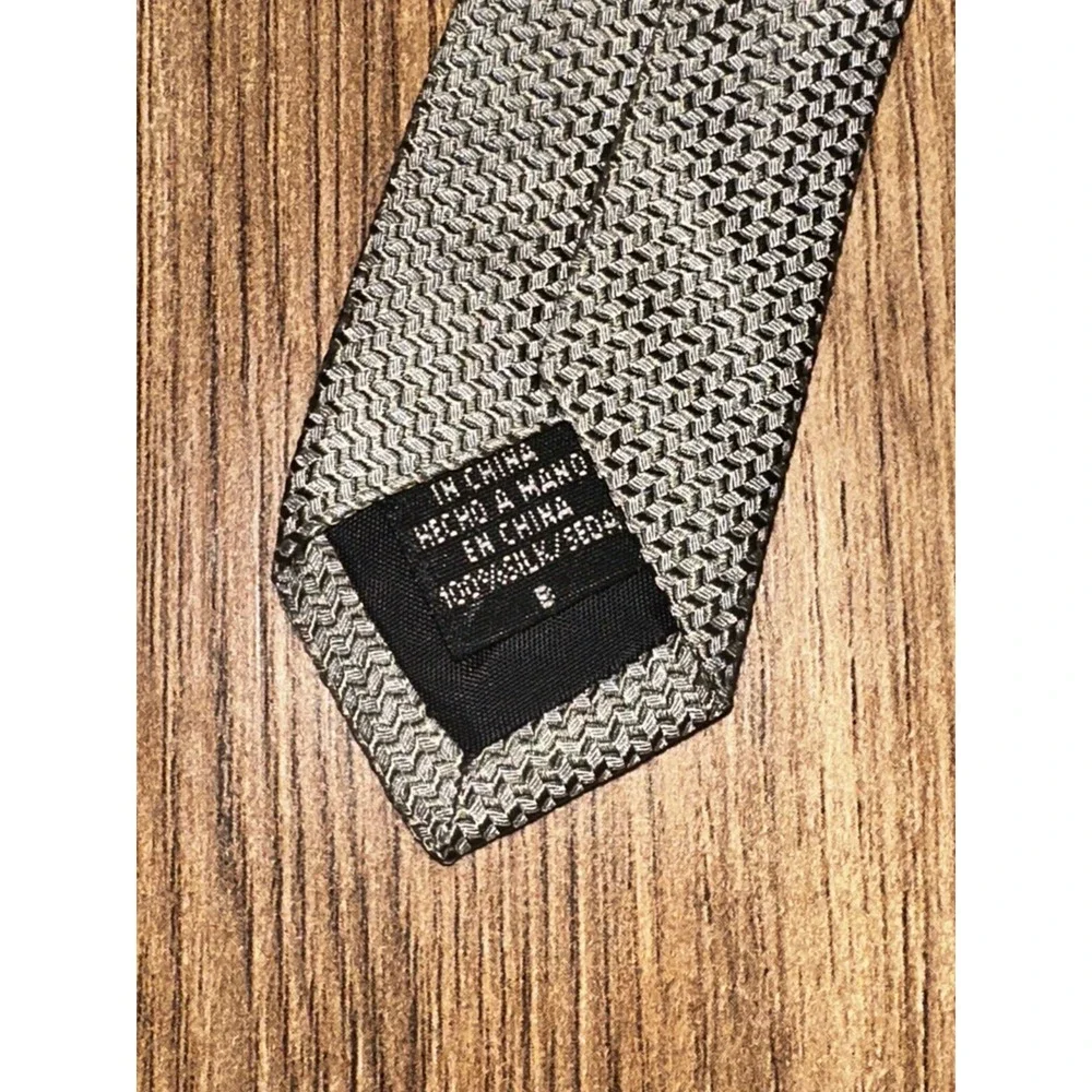 Van‎ Heusen Men's Neck Tie 100% Silk RN 43170